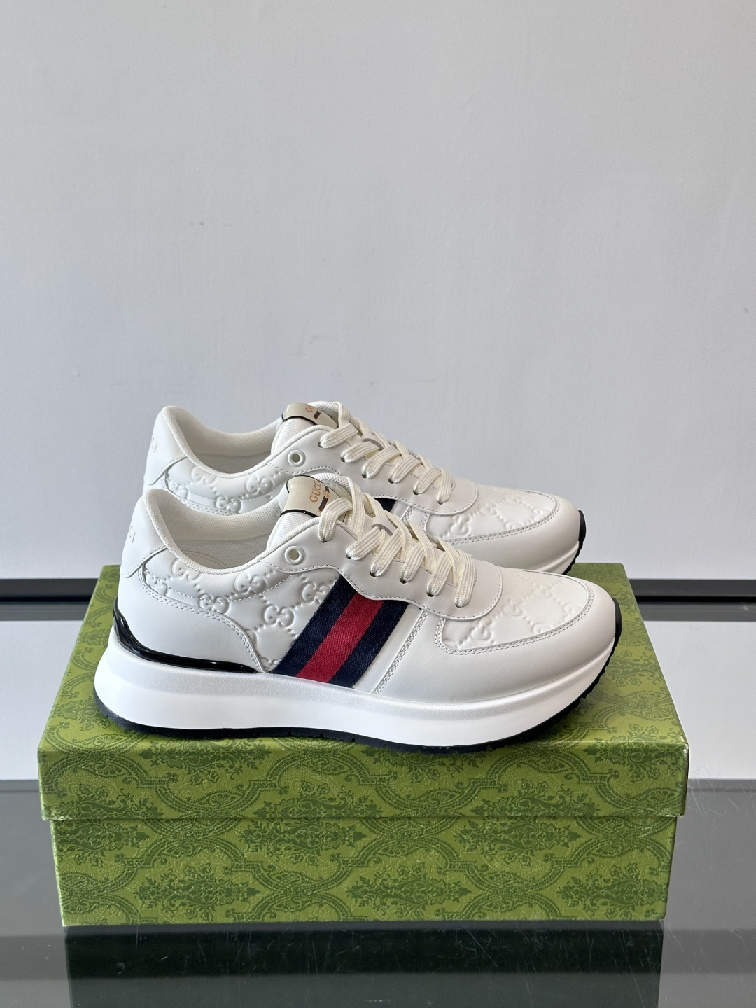 Gucci休闲运动鞋，选用头层小牛皮，鞋面有经典双G压纹，搭配红绿织带，品牌感满满✨。橡胶软底，穿着舒适
