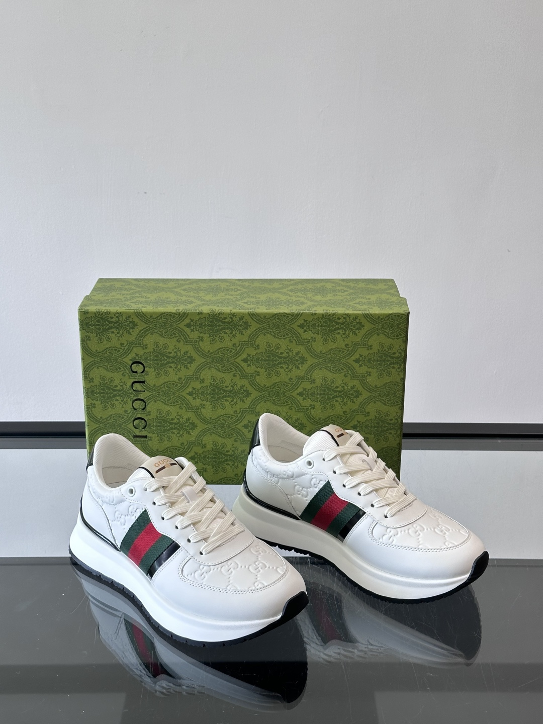 Gucci休闲运动鞋，选用头层小牛皮，鞋面有经典双G压纹，搭配红绿织带，品牌感满满✨。橡胶软底，穿着舒适