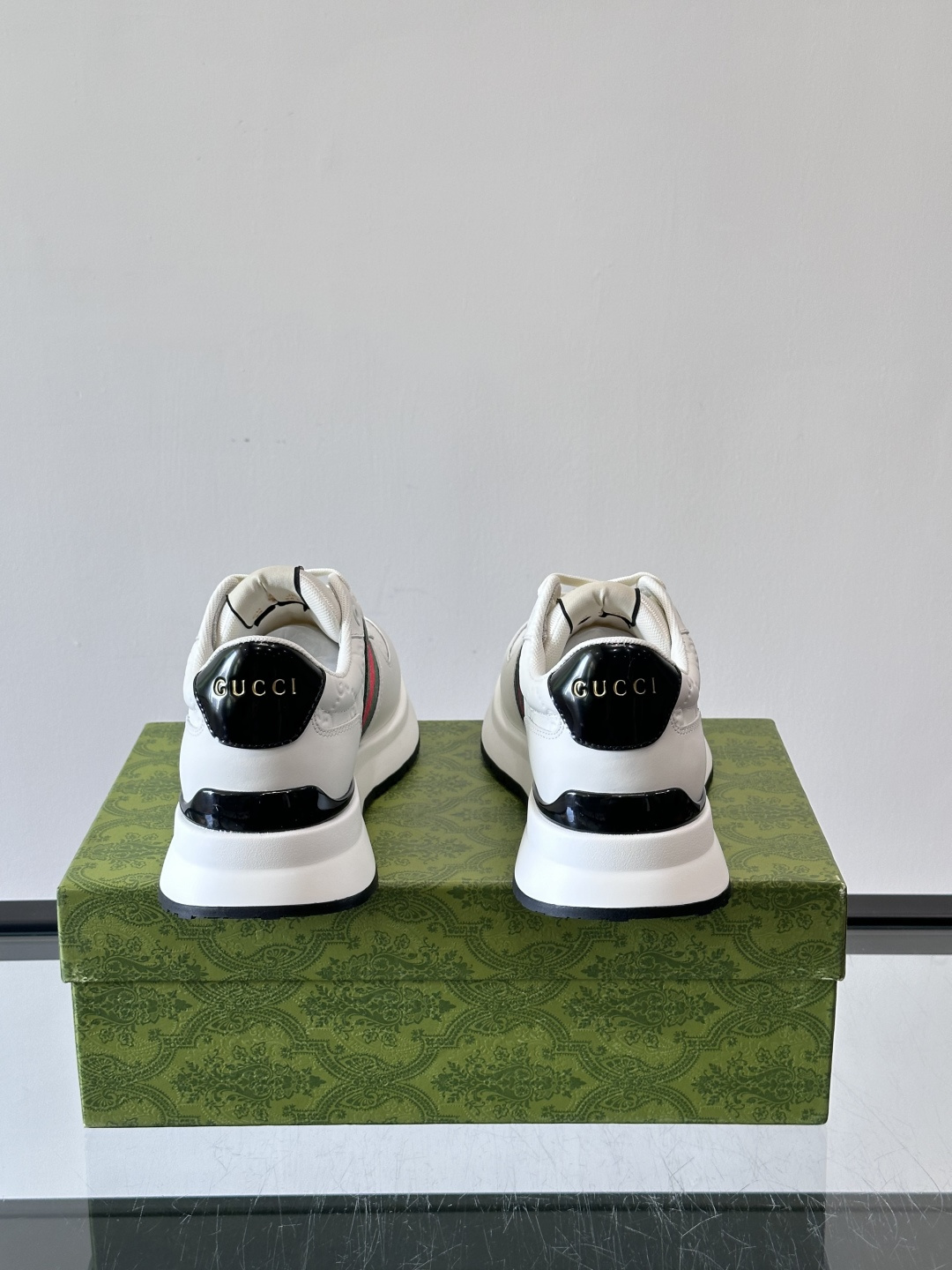 Gucci休闲运动鞋，选用头层小牛皮，鞋面有经典双G压纹，搭配红绿织带，品牌感满满✨。橡胶软底，穿着舒适