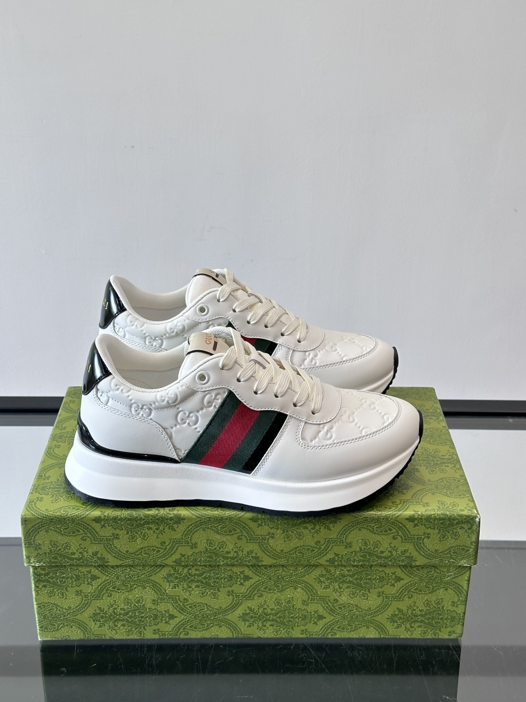 Gucci休闲运动鞋，选用头层小牛皮，鞋面有经典双G压纹，搭配红绿织带，品牌感满满✨。橡胶软底，穿着舒适