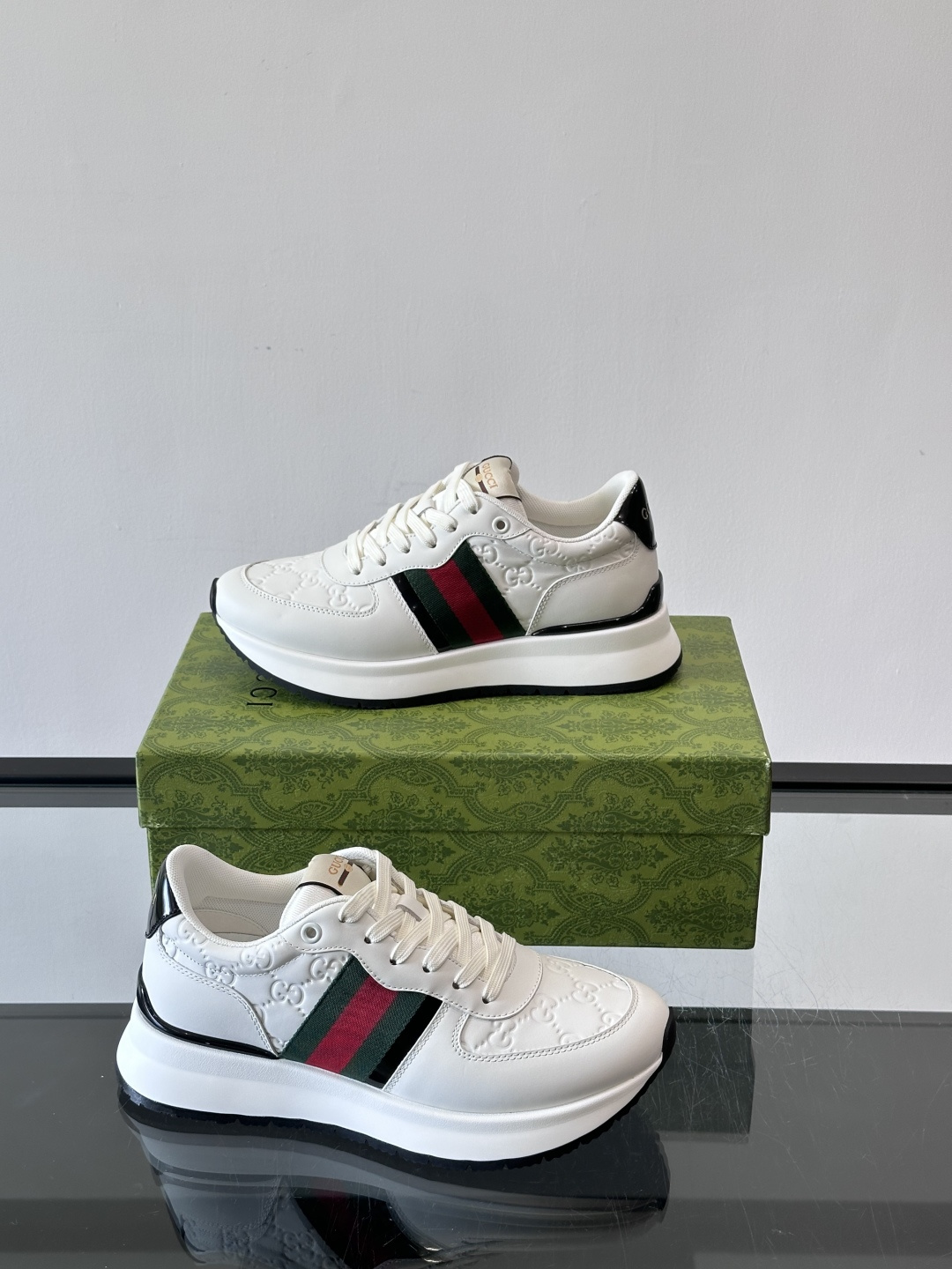 Gucci休闲运动鞋，选用头层小牛皮，鞋面有经典双G压纹，搭配红绿织带，品牌感满满✨。橡胶软底，穿着舒适