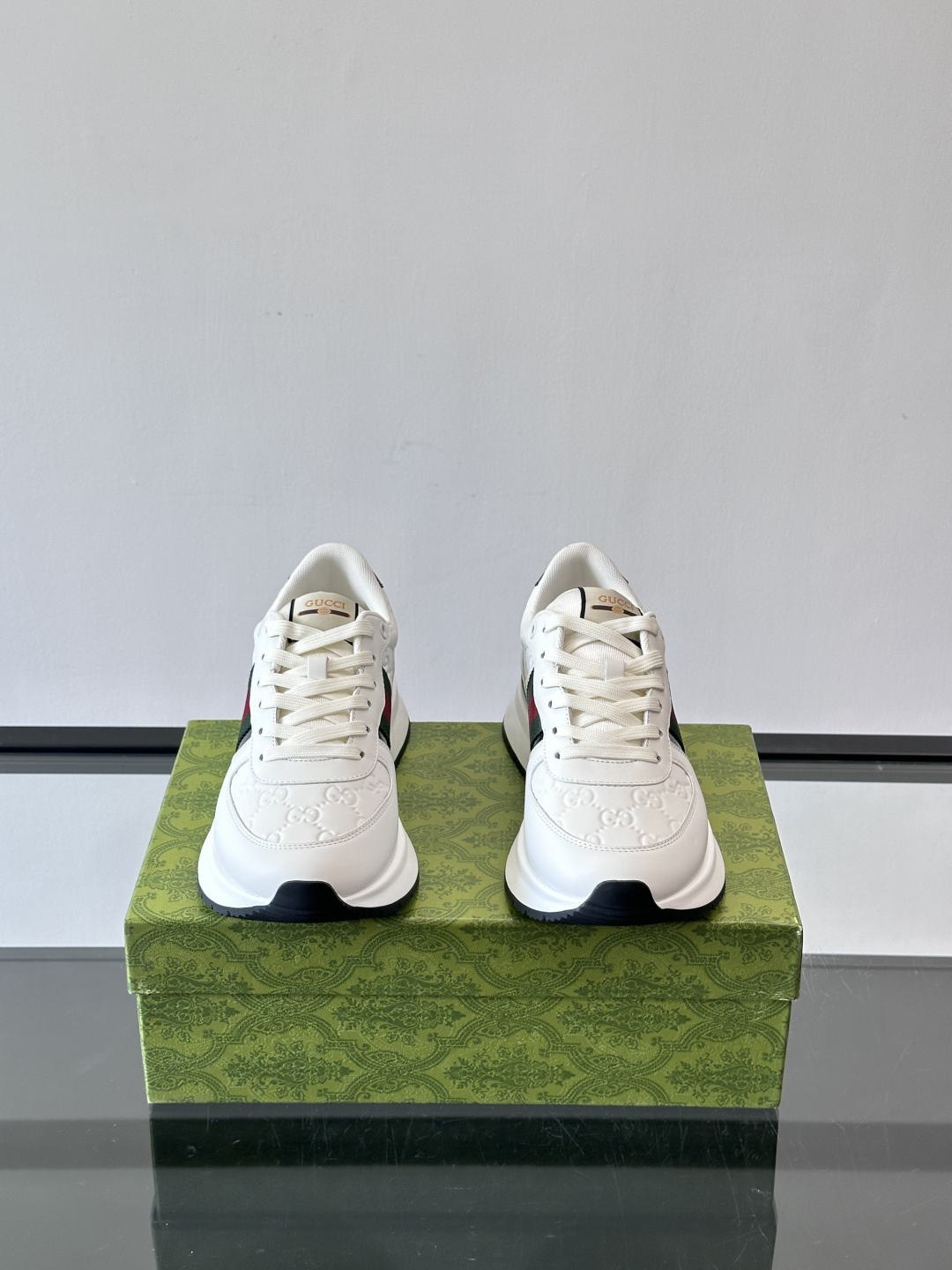 Gucci休闲运动鞋，选用头层小牛皮，鞋面有经典双G压纹，搭配红绿织带，品牌感满满✨。橡胶软底，穿着舒适