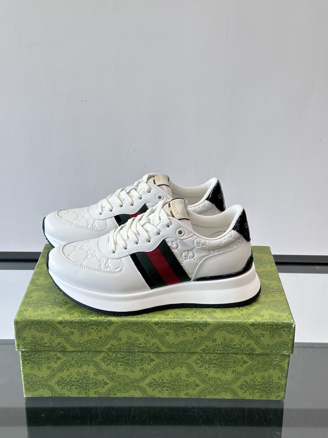 Gucci休闲运动鞋，选用头层小牛皮，鞋面有经典双G压纹，搭配红绿织带，品牌感满满✨。橡胶软底，穿着舒适