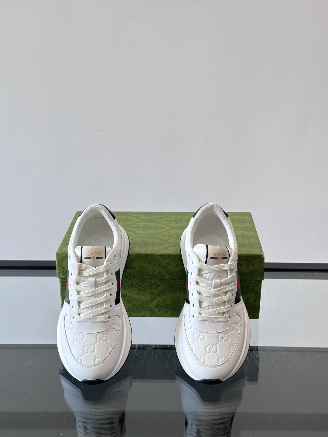 Gucci休闲运动鞋，选用头层小牛皮，鞋面有经典双G压纹，搭配红绿织带，品牌感满满✨。橡胶软底，穿着舒适
