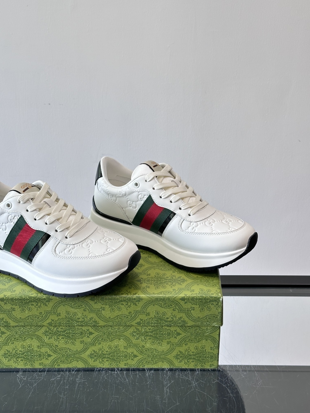Gucci休闲运动鞋，选用头层小牛皮，鞋面有经典双G压纹，搭配红绿织带，品牌感满满✨。橡胶软底，穿着舒适