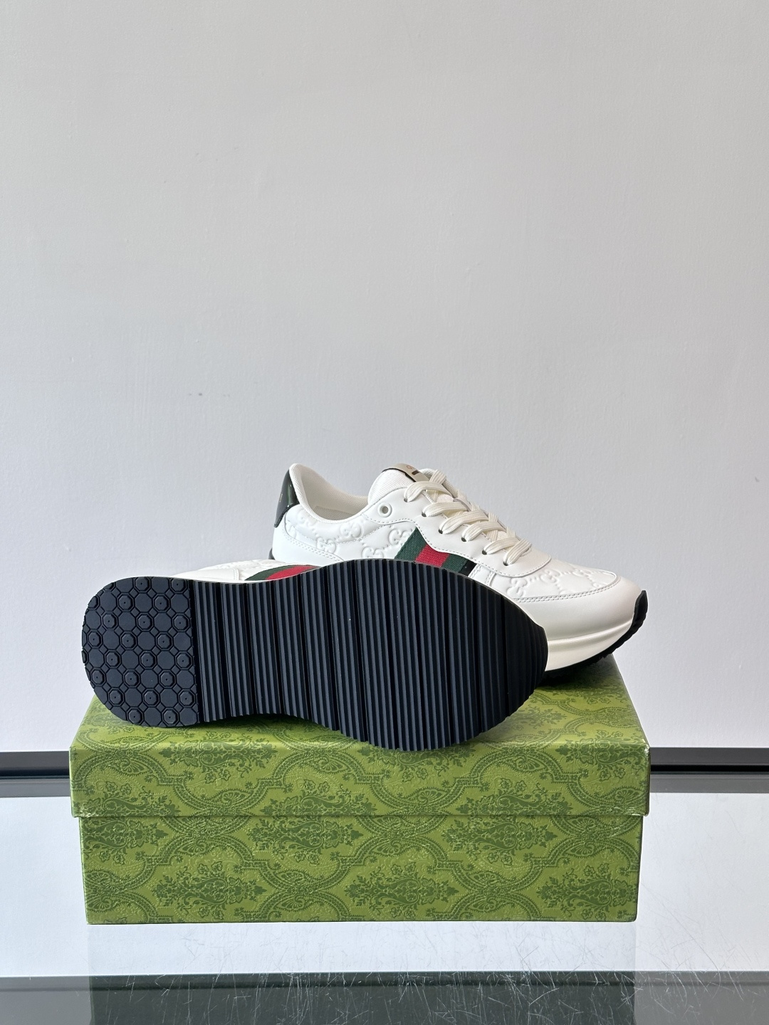 Gucci休闲运动鞋，选用头层小牛皮，鞋面有经典双G压纹，搭配红绿织带，品牌感满满✨。橡胶软底，穿着舒适