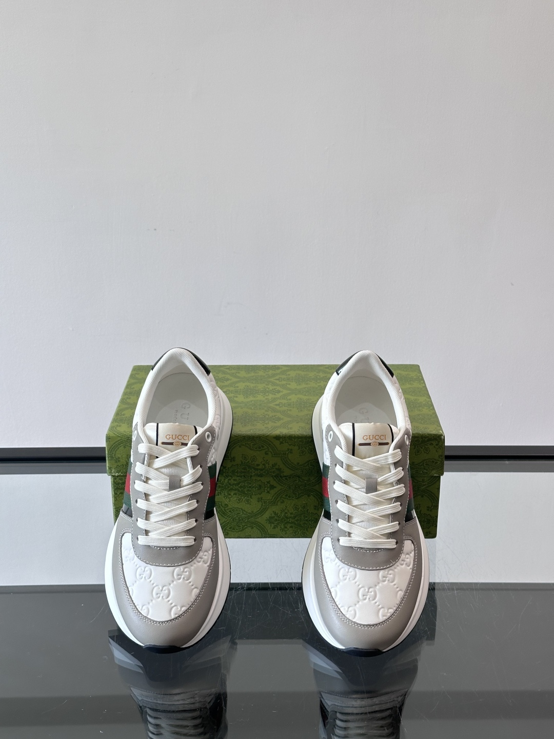 Gucci休闲运动鞋，选用头层小牛皮，鞋面有经典双G压纹，搭配红绿织带，品牌感满满✨。橡胶软底，穿着舒适
