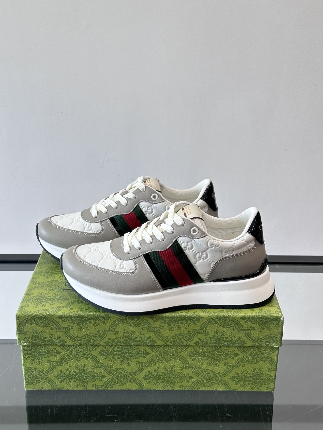 Gucci休闲运动鞋，选用头层小牛皮，鞋面有经典双G压纹，搭配红绿织带，品牌感满满✨。橡胶软底，穿着舒适