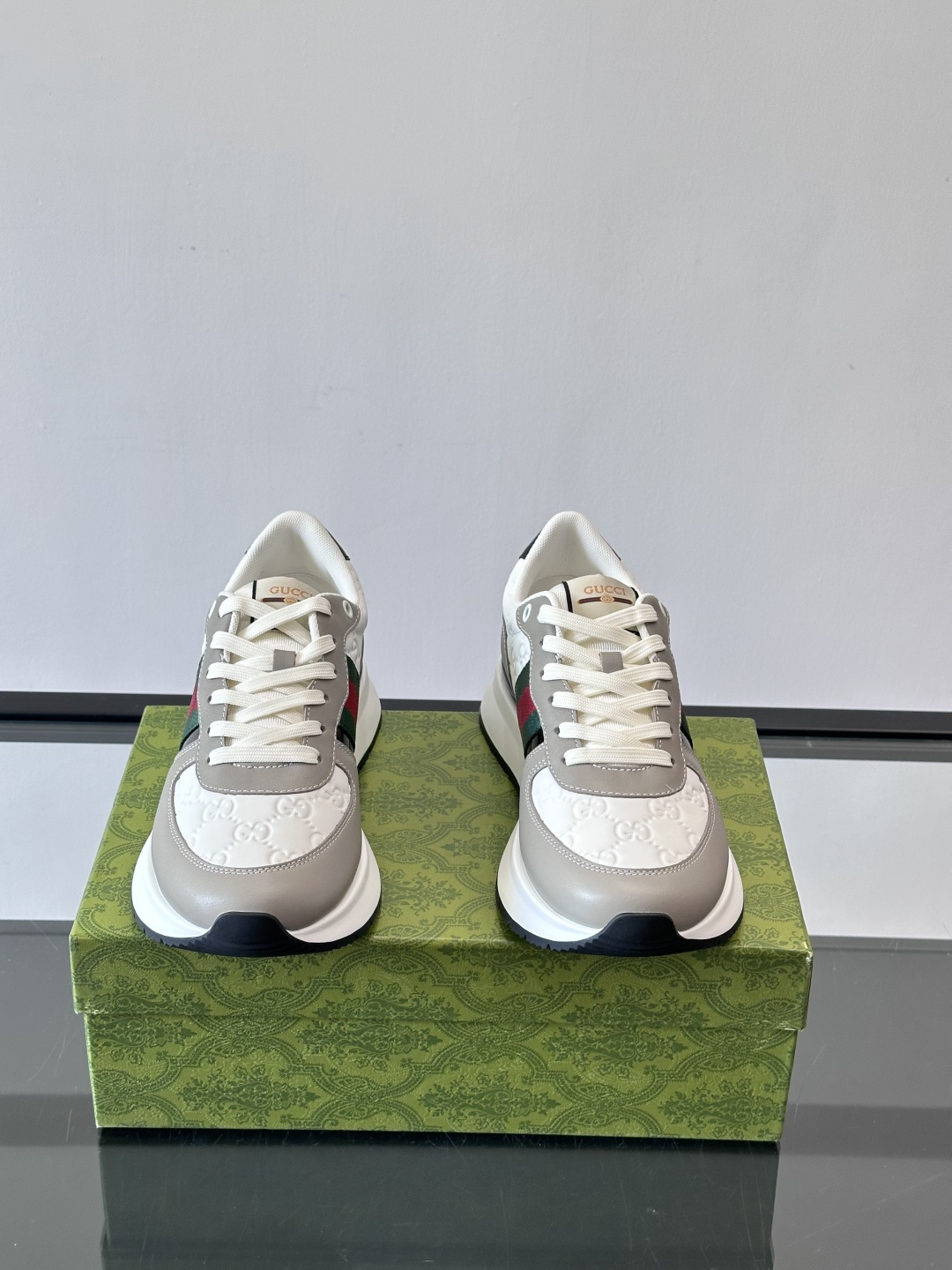 Gucci休闲运动鞋，选用头层小牛皮，鞋面有经典双G压纹，搭配红绿织带，品牌感满满✨。橡胶软底，穿着舒适