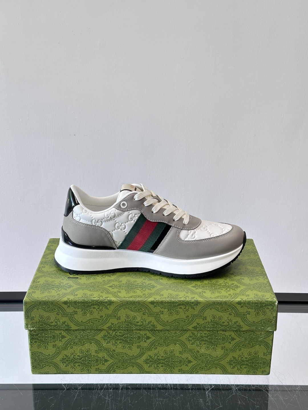 Gucci休闲运动鞋，选用头层小牛皮，鞋面有经典双G压纹，搭配红绿织带，品牌感满满✨。橡胶软底，穿着舒适
