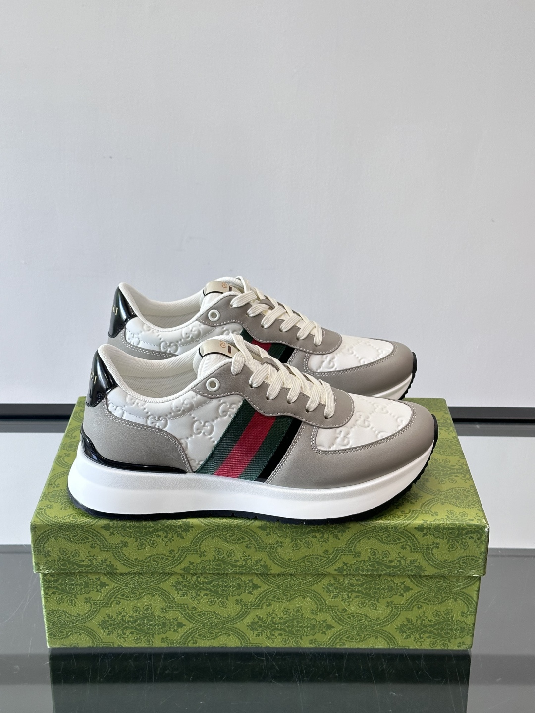Gucci休闲运动鞋，选用头层小牛皮，鞋面有经典双G压纹，搭配红绿织带，品牌感满满✨。橡胶软底，穿着舒适