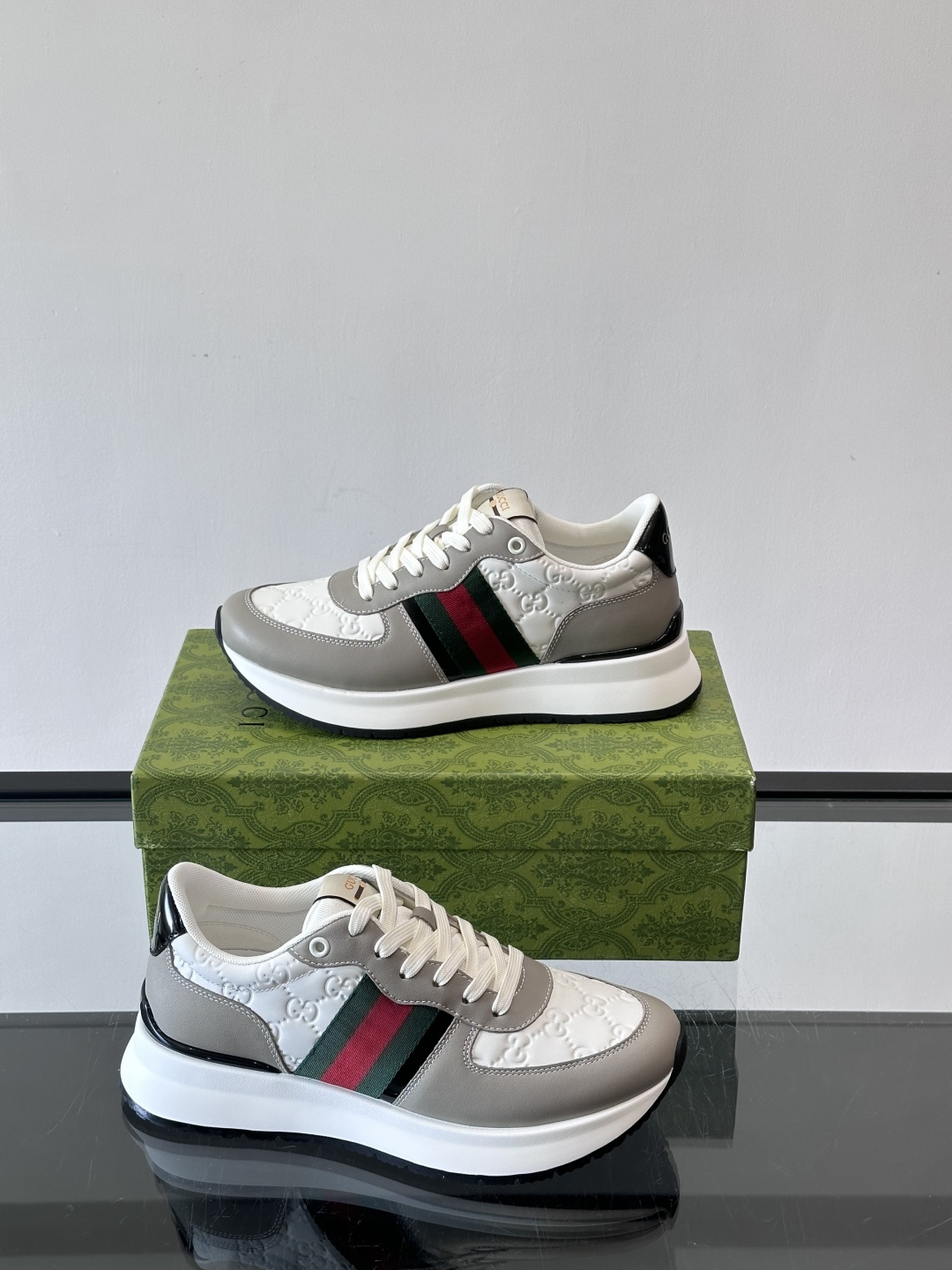 Gucci休闲运动鞋，选用头层小牛皮，鞋面有经典双G压纹，搭配红绿织带，品牌感满满✨。橡胶软底，穿着舒适