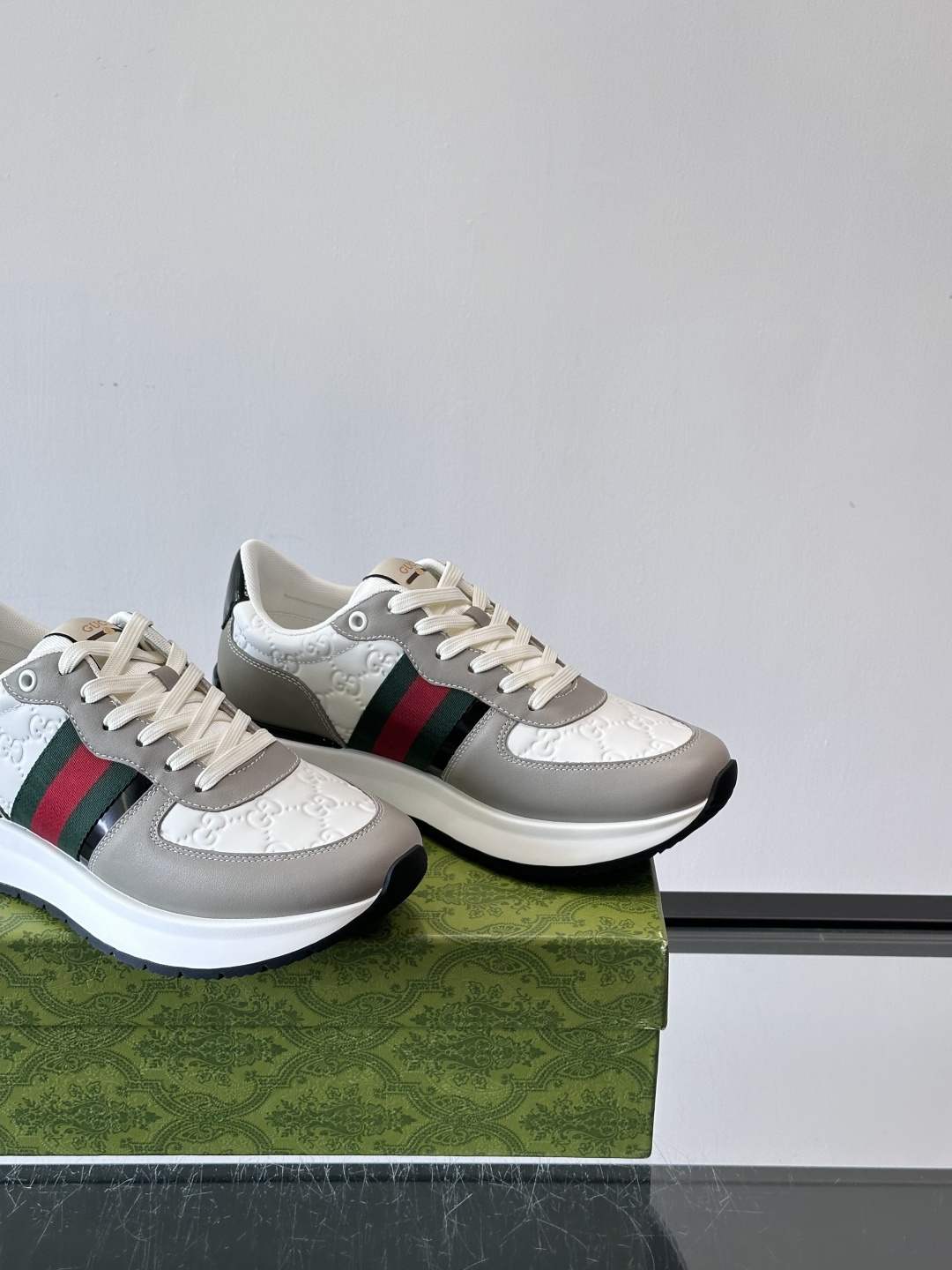 Gucci休闲运动鞋，选用头层小牛皮，鞋面有经典双G压纹，搭配红绿织带，品牌感满满✨。橡胶软底，穿着舒适