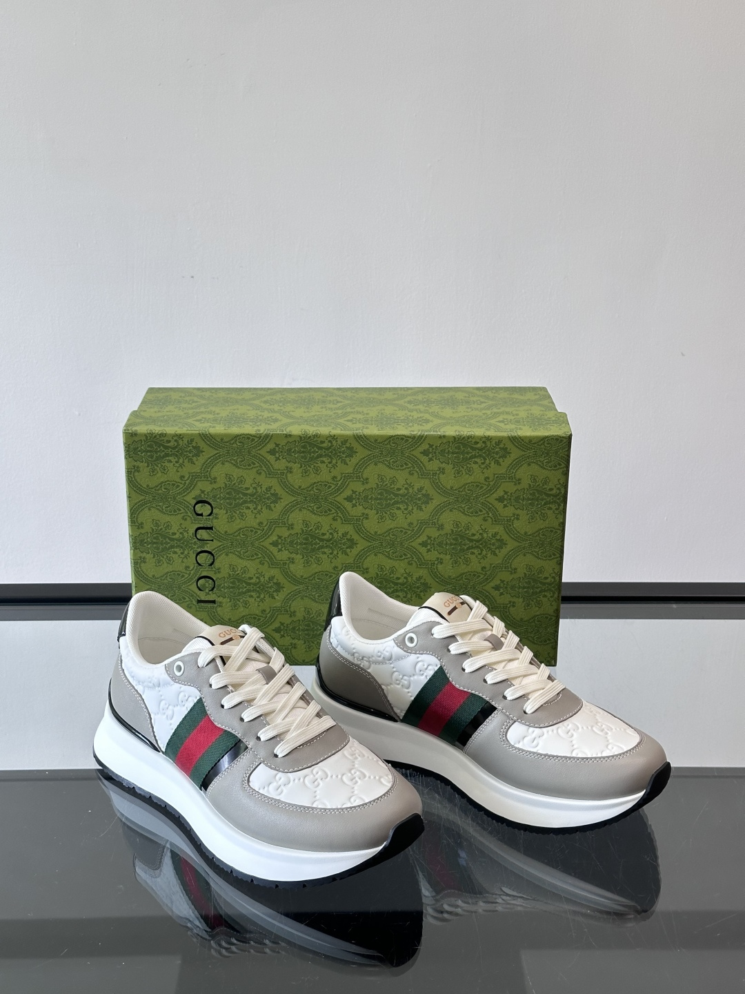 Gucci休闲运动鞋，选用头层小牛皮，鞋面有经典双G压纹，搭配红绿织带，品牌感满满✨。橡胶软底，穿着舒适