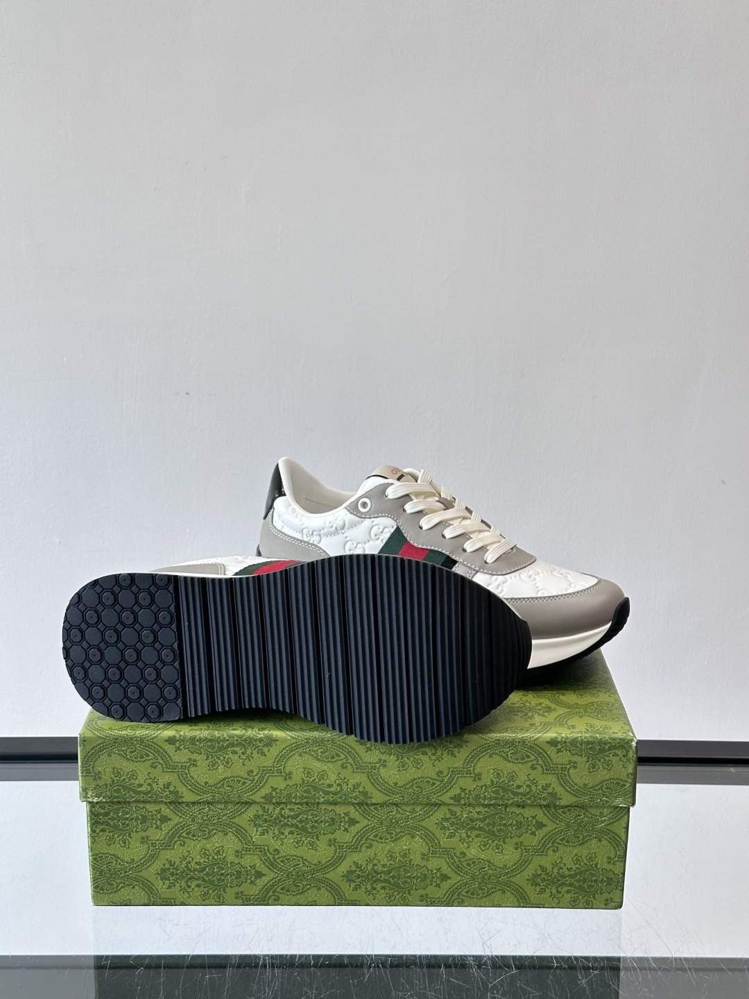 Gucci休闲运动鞋，选用头层小牛皮，鞋面有经典双G压纹，搭配红绿织带，品牌感满满✨。橡胶软底，穿着舒适