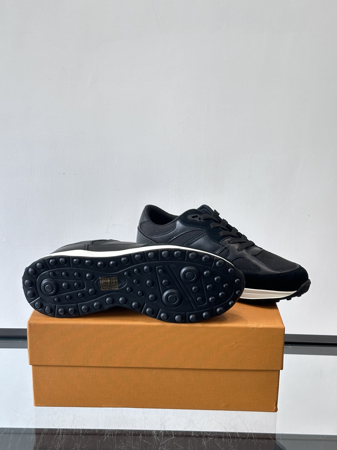 TOD'S/托德斯 新款男士拼接运动鞋，本款运动鞋以多材质拼接而成，绒面牛皮革和光滑小牛皮制作，立体几何