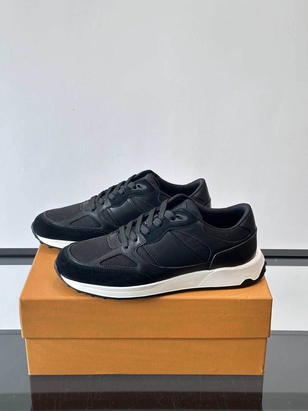 TOD'S/托德斯 新款男士拼接运动鞋，本款运动鞋以多材质拼接而成，绒面牛皮革和光滑小牛皮制作，立体几何