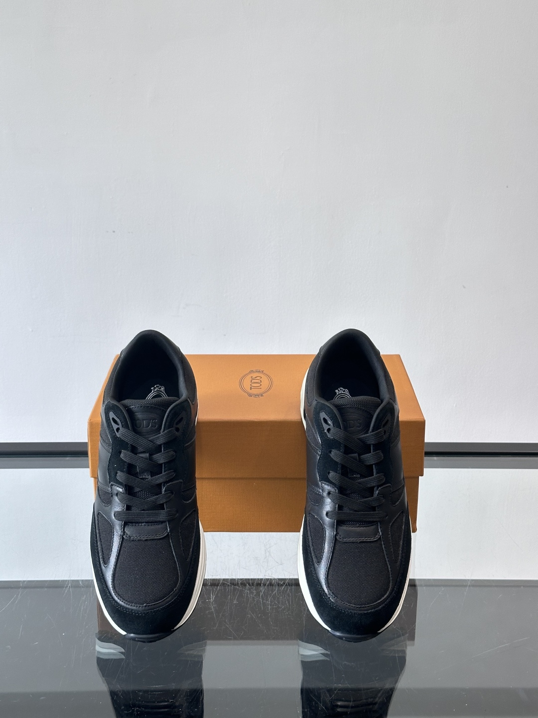 TOD'S/托德斯 新款男士拼接运动鞋，本款运动鞋以多材质拼接而成，绒面牛皮革和光滑小牛皮制作，立体几何