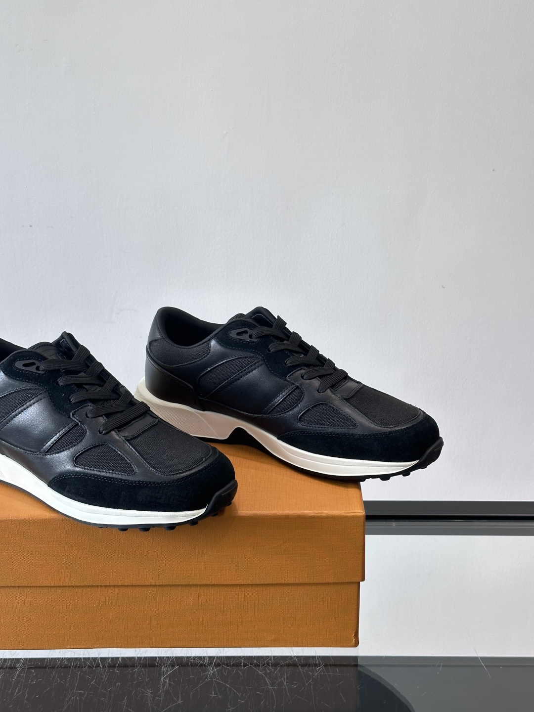 TOD'S/托德斯 新款男士拼接运动鞋，本款运动鞋以多材质拼接而成，绒面牛皮革和光滑小牛皮制作，立体几何