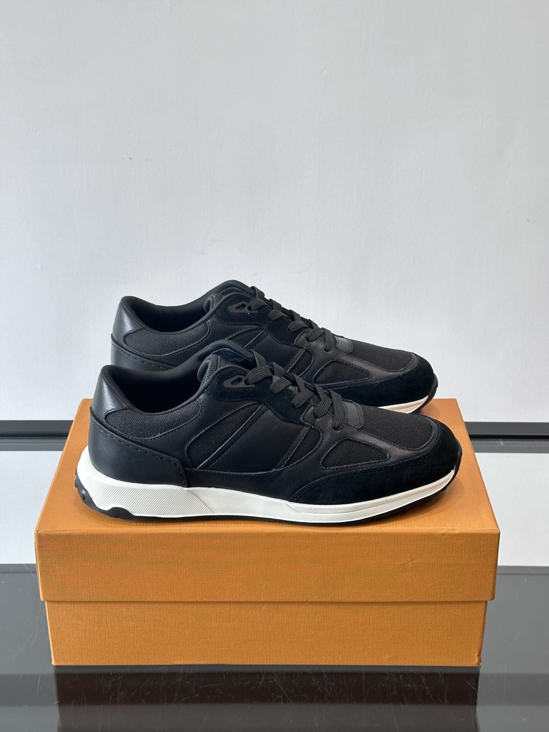 TOD'S/托德斯 新款男士拼接运动鞋，本款运动鞋以多材质拼接而成，绒面牛皮革和光滑小牛皮制作，立体几何