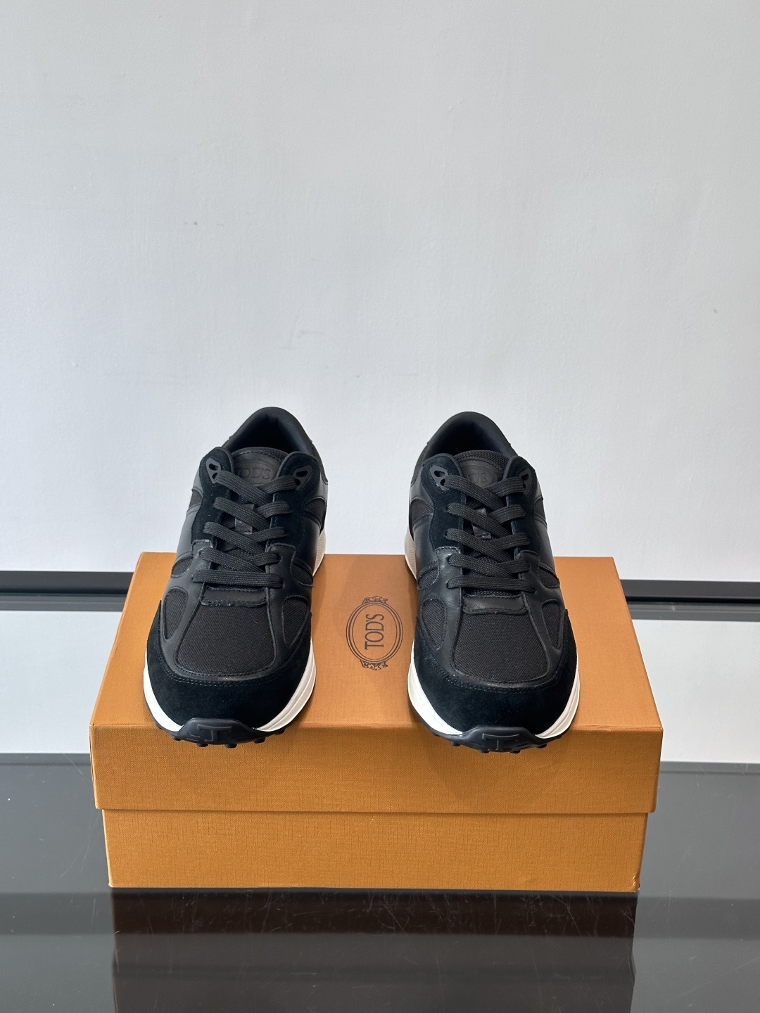 TOD'S/托德斯 新款男士拼接运动鞋，本款运动鞋以多材质拼接而成，绒面牛皮革和光滑小牛皮制作，立体几何