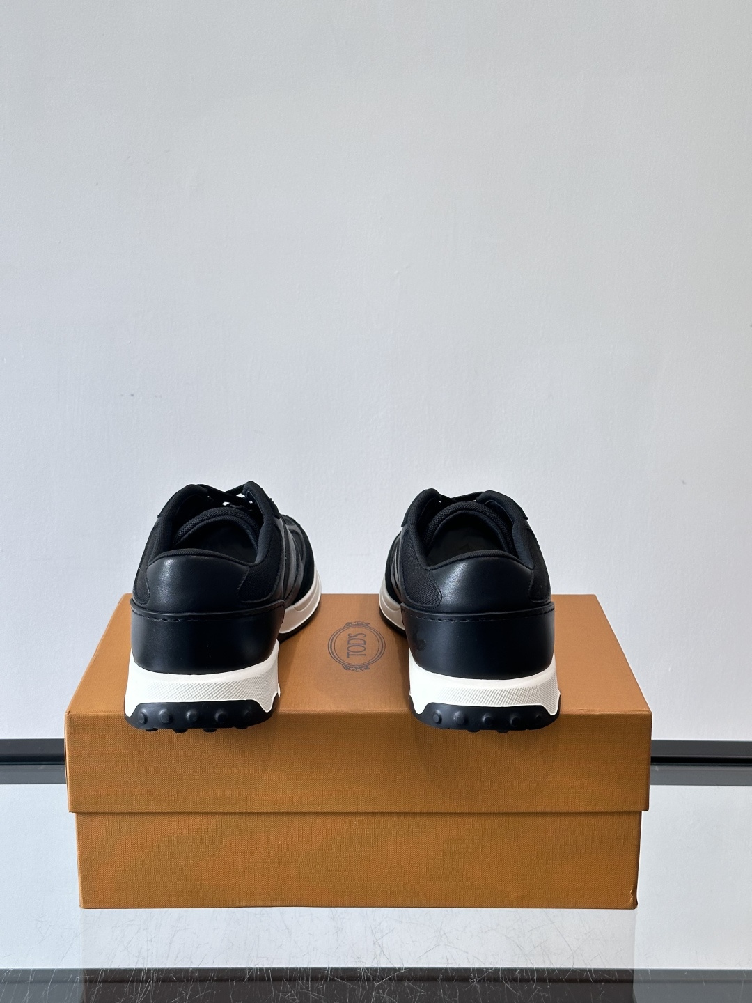 TOD'S/托德斯 新款男士拼接运动鞋，本款运动鞋以多材质拼接而成，绒面牛皮革和光滑小牛皮制作，立体几何