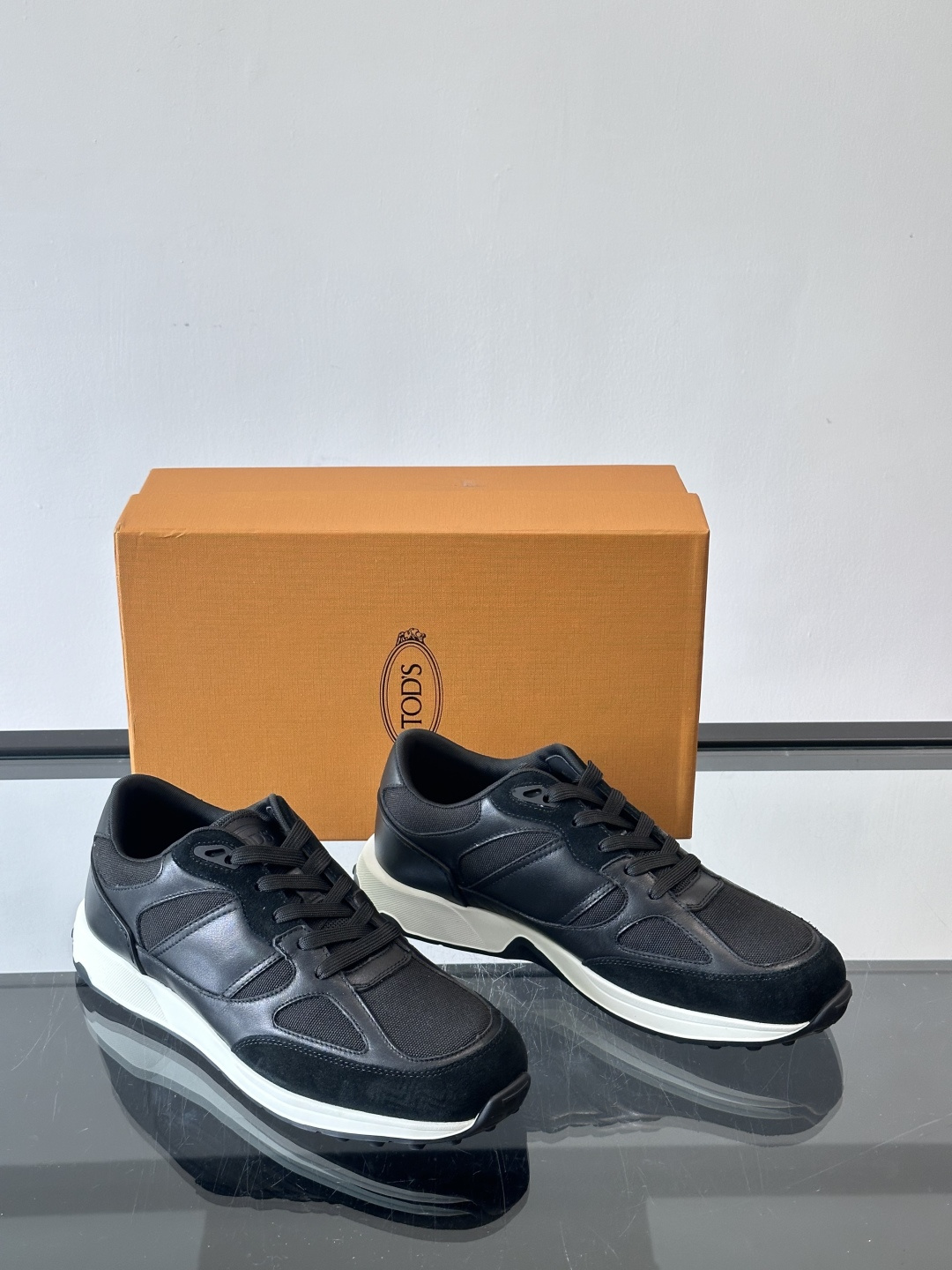 TOD'S/托德斯 新款男士拼接运动鞋，本款运动鞋以多材质拼接而成，绒面牛皮革和光滑小牛皮制作，立体几何