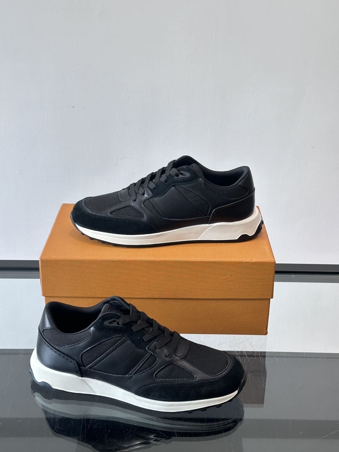 TOD'S/托德斯 新款男士拼接运动鞋，本款运动鞋以多材质拼接而成，绒面牛皮革和光滑小牛皮制作，立体几何