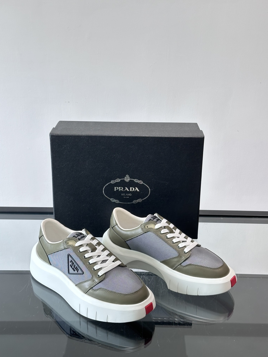 Prada PRAX 1运动鞋，主打环保与时尚结合，鞋面用Re-Nylon再生尼龙+牛皮。厚底橡胶鞋底，