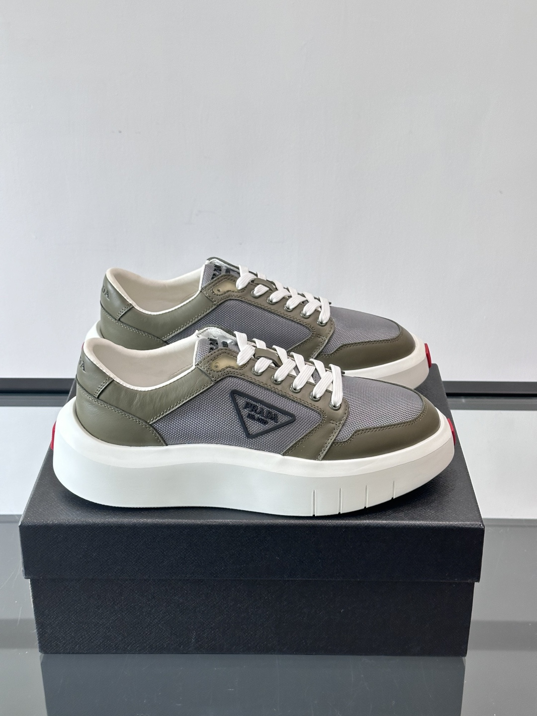 Prada PRAX 1运动鞋，主打环保与时尚结合，鞋面用Re-Nylon再生尼龙+牛皮。厚底橡胶鞋底，