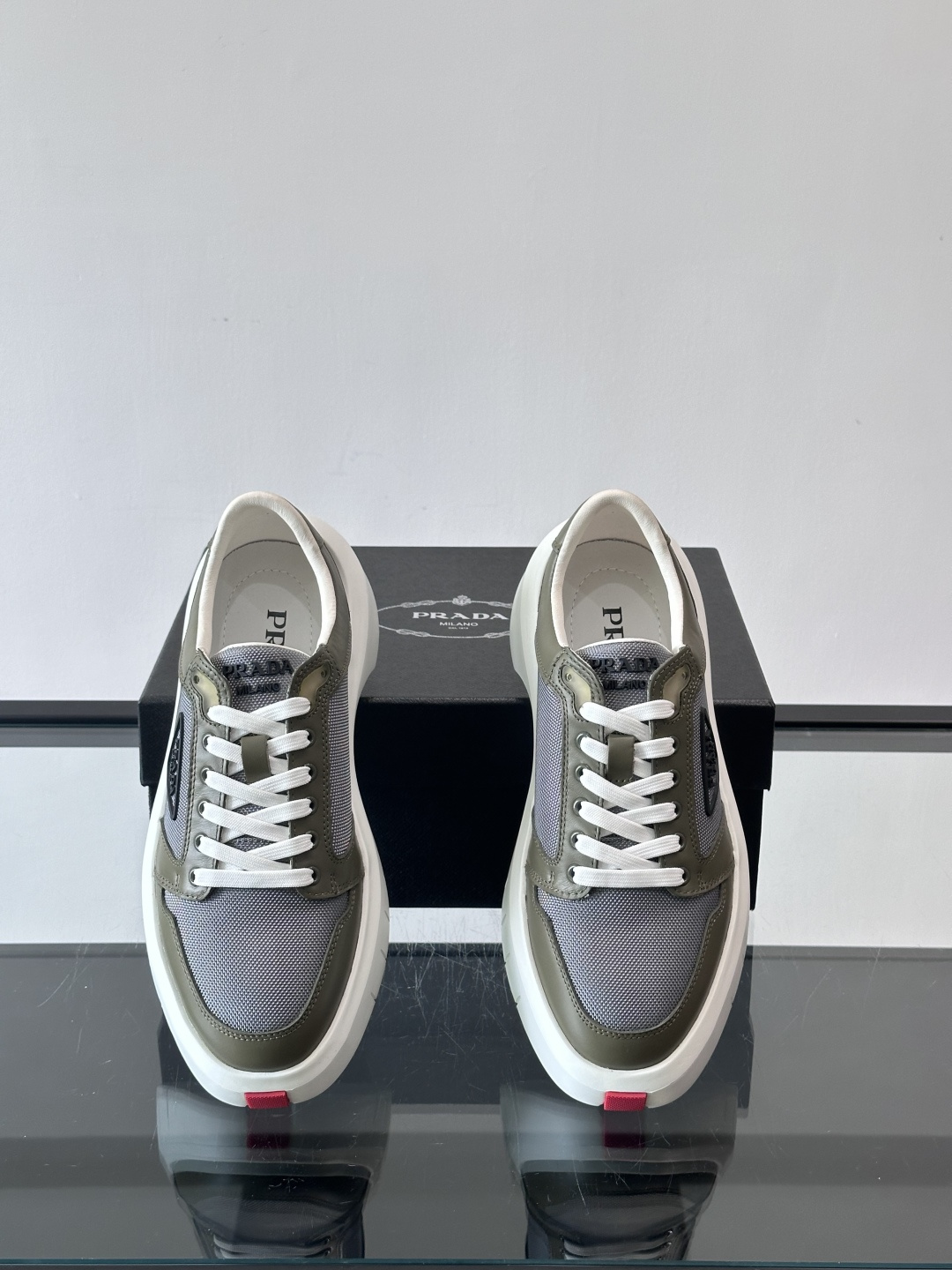 Prada PRAX 1运动鞋，主打环保与时尚结合，鞋面用Re-Nylon再生尼龙+牛皮。厚底橡胶鞋底，