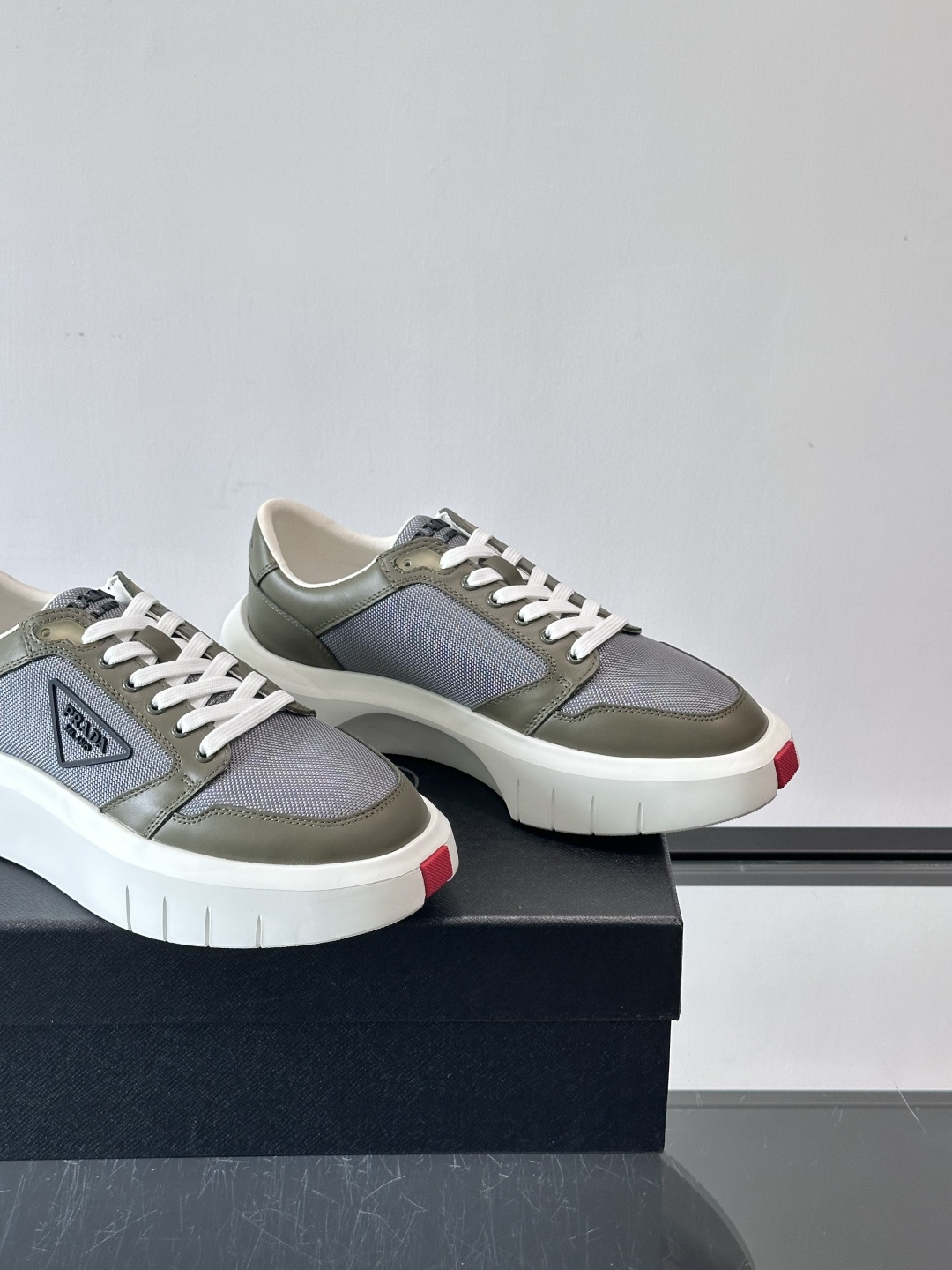 Prada PRAX 1运动鞋，主打环保与时尚结合，鞋面用Re-Nylon再生尼龙+牛皮。厚底橡胶鞋底，