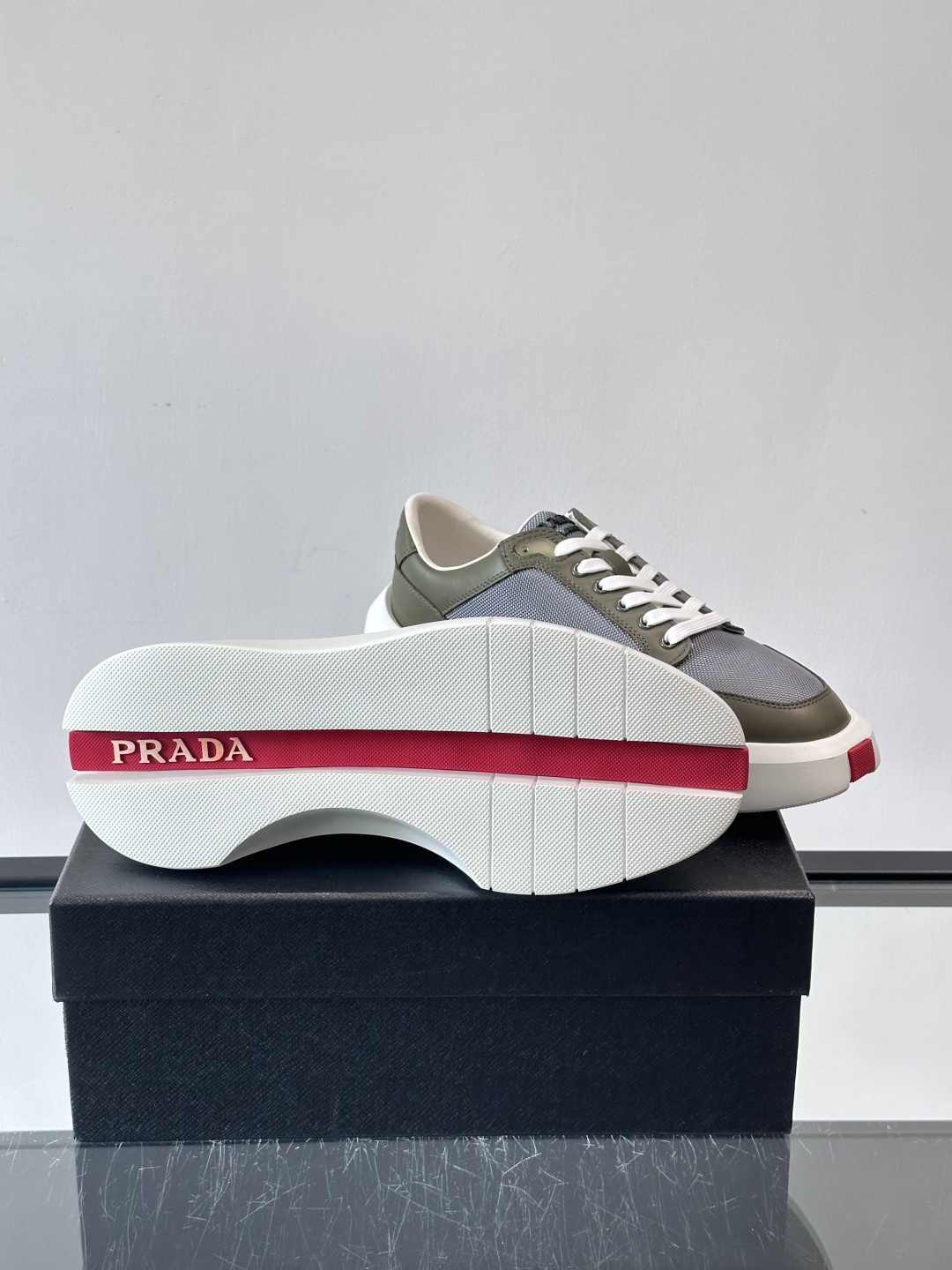 Prada PRAX 1运动鞋，主打环保与时尚结合，鞋面用Re-Nylon再生尼龙+牛皮。厚底橡胶鞋底，