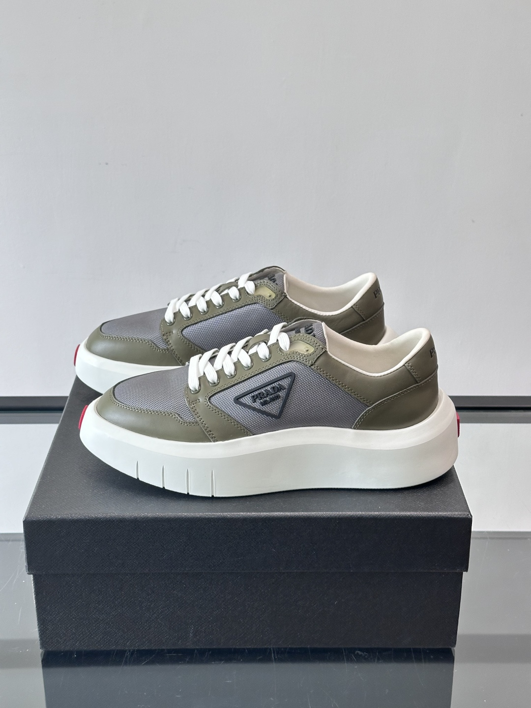 Prada PRAX 1运动鞋，主打环保与时尚结合，鞋面用Re-Nylon再生尼龙+牛皮。厚底橡胶鞋底，