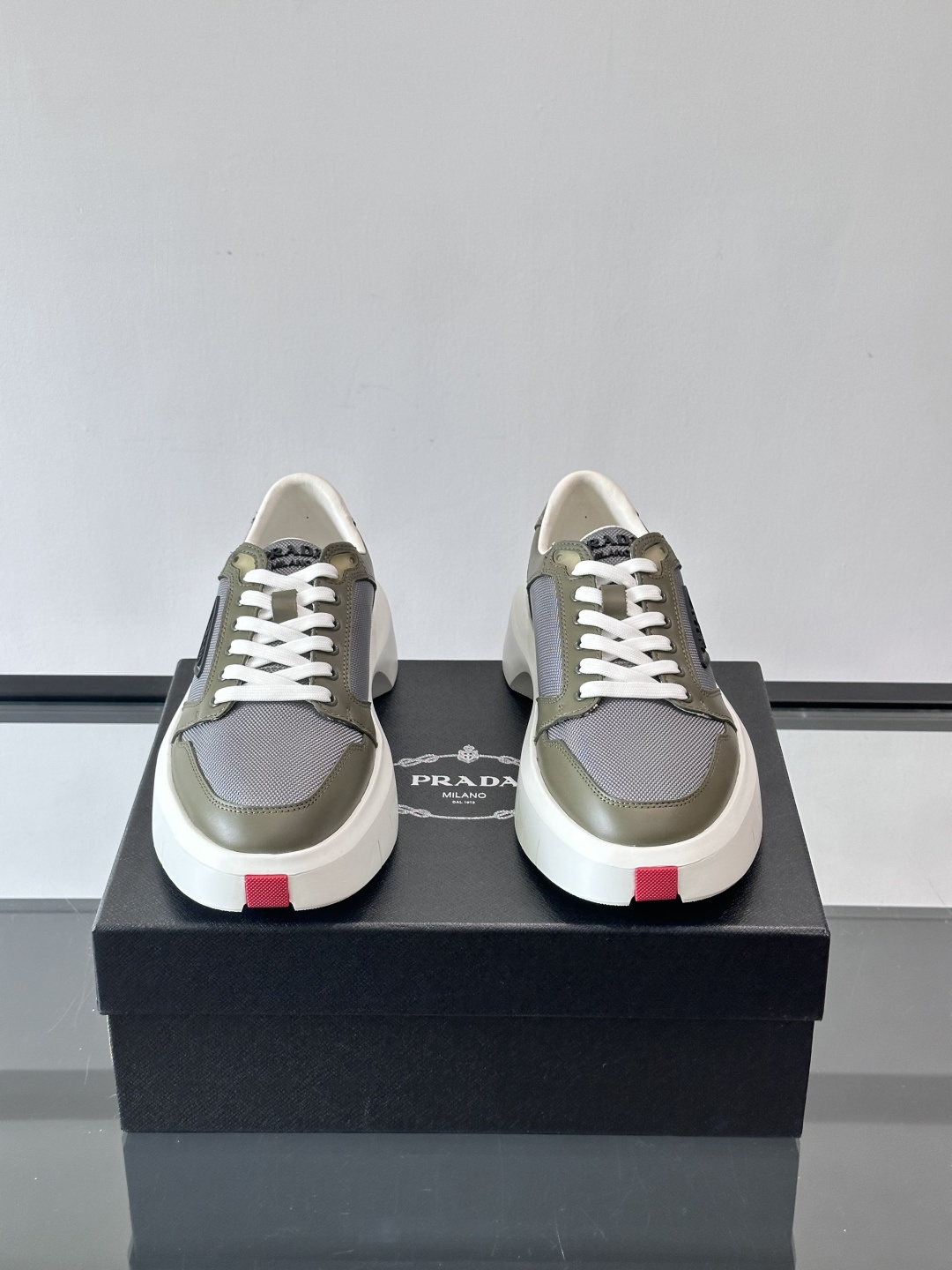 Prada PRAX 1运动鞋，主打环保与时尚结合，鞋面用Re-Nylon再生尼龙+牛皮。厚底橡胶鞋底，