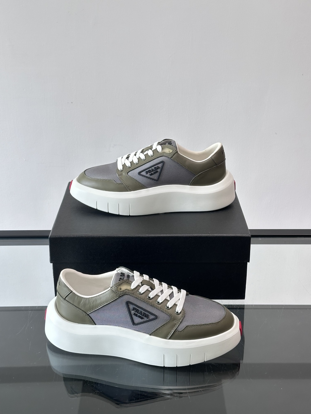 Prada PRAX 1运动鞋，主打环保与时尚结合，鞋面用Re-Nylon再生尼龙+牛皮。厚底橡胶鞋底，