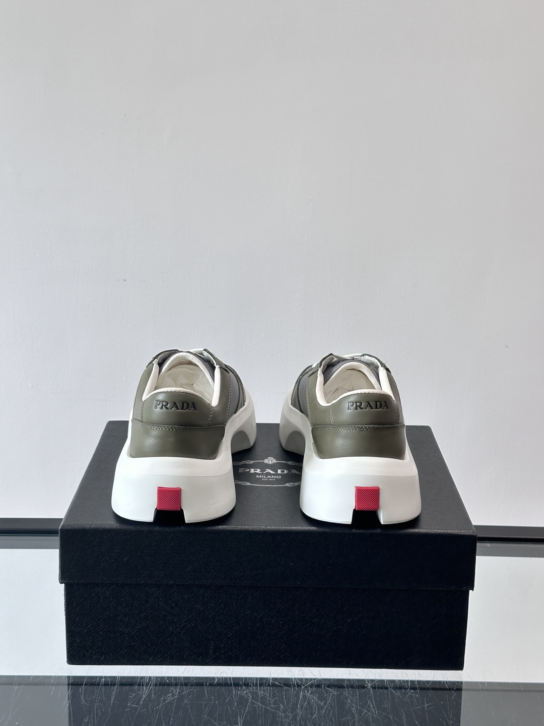 Prada PRAX 1运动鞋，主打环保与时尚结合，鞋面用Re-Nylon再生尼龙+牛皮。厚底橡胶鞋底，