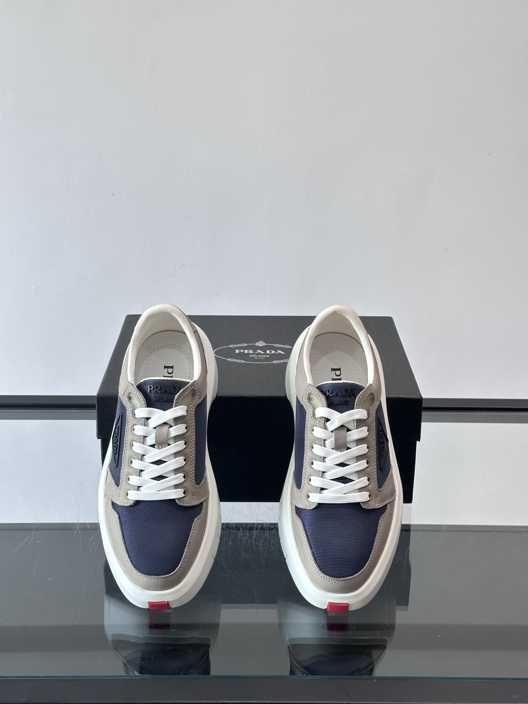 Prada PRAX 1运动鞋，主打环保与时尚结合，鞋面用Re-Nylon再生尼龙+牛皮。厚底橡胶鞋底，