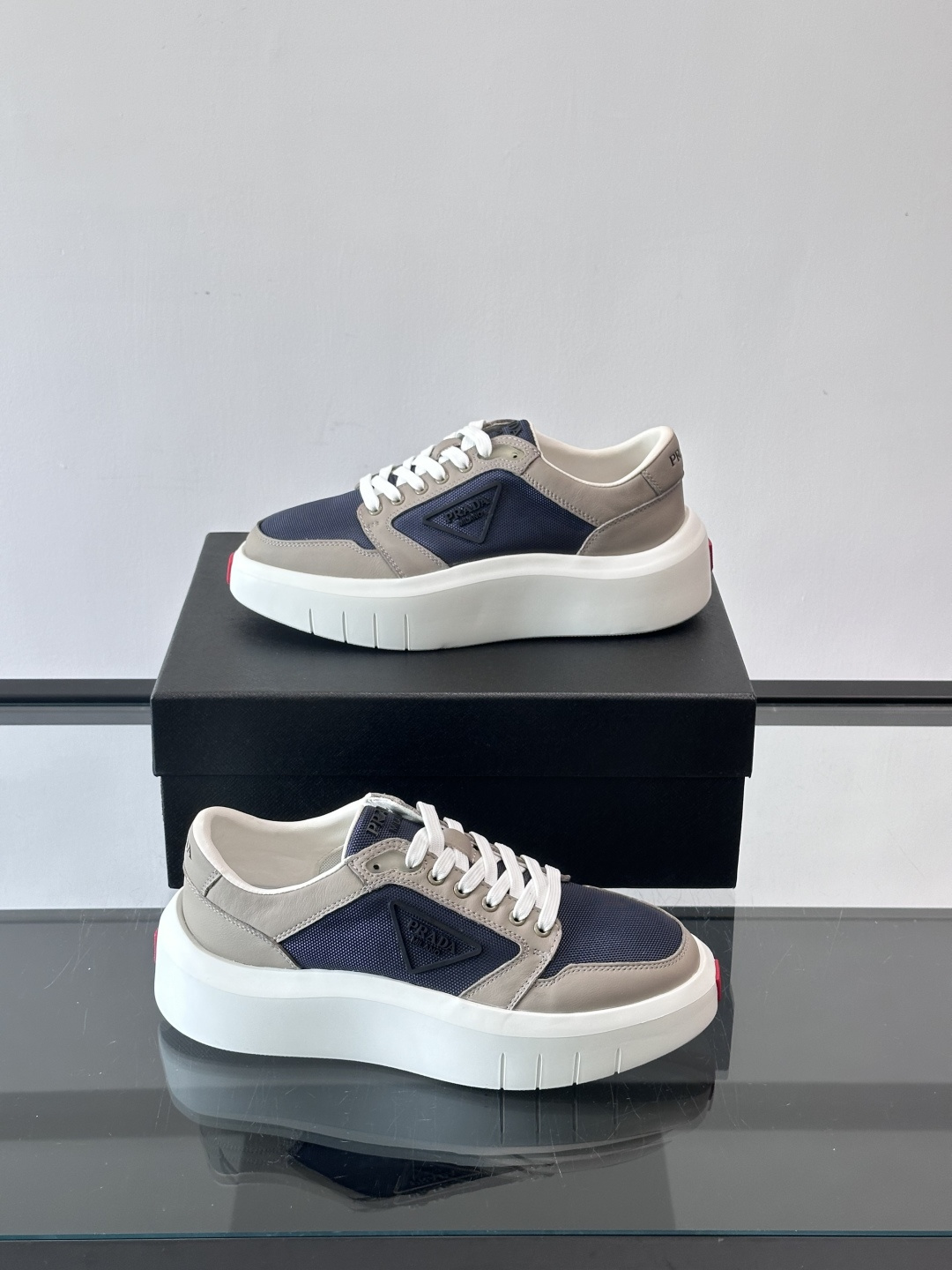 Prada PRAX 1运动鞋，主打环保与时尚结合，鞋面用Re-Nylon再生尼龙+牛皮。厚底橡胶鞋底，