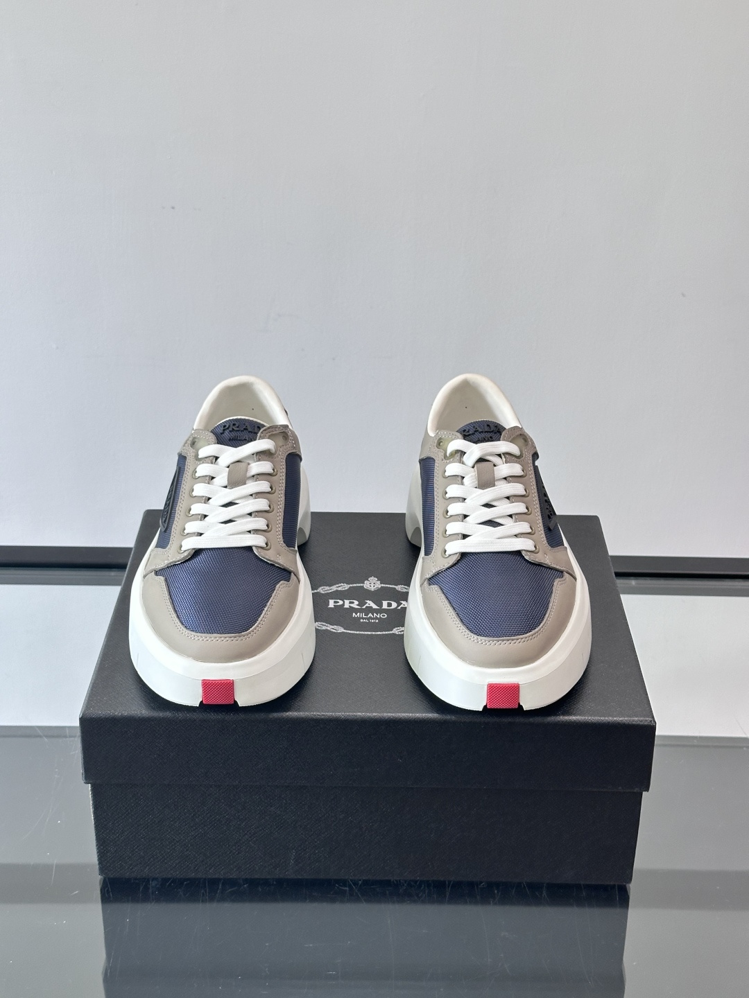 Prada PRAX 1运动鞋，主打环保与时尚结合，鞋面用Re-Nylon再生尼龙+牛皮。厚底橡胶鞋底，