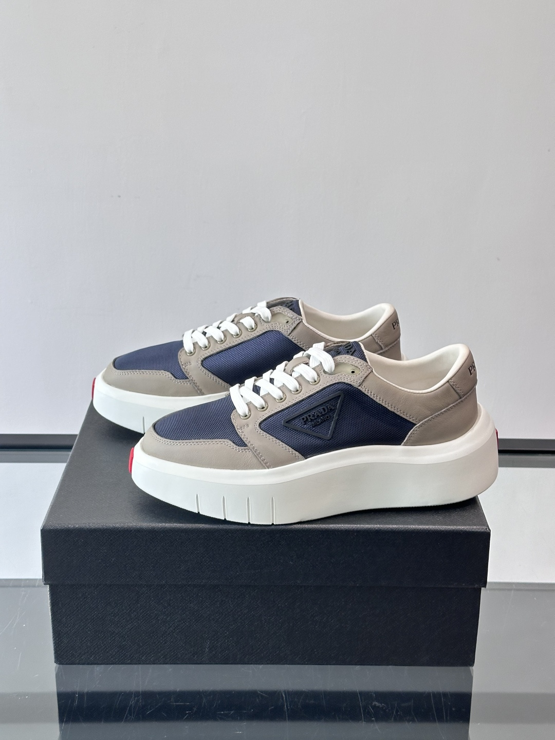 Prada PRAX 1运动鞋，主打环保与时尚结合，鞋面用Re-Nylon再生尼龙+牛皮。厚底橡胶鞋底，