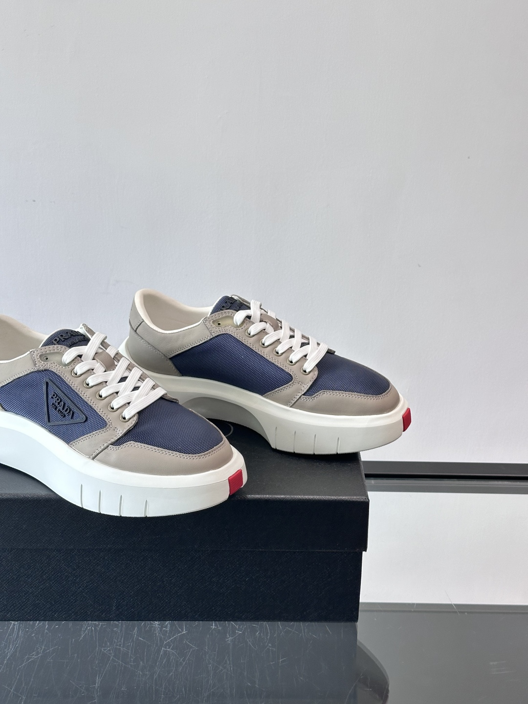 Prada PRAX 1运动鞋，主打环保与时尚结合，鞋面用Re-Nylon再生尼龙+牛皮。厚底橡胶鞋底，