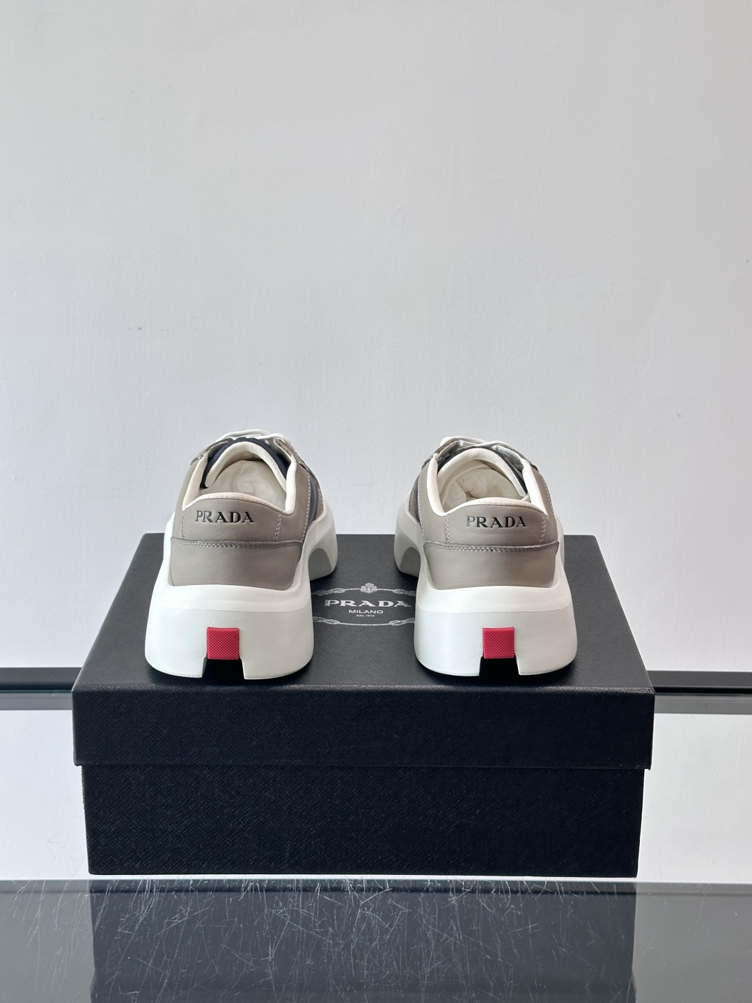 Prada PRAX 1运动鞋，主打环保与时尚结合，鞋面用Re-Nylon再生尼龙+牛皮。厚底橡胶鞋底，