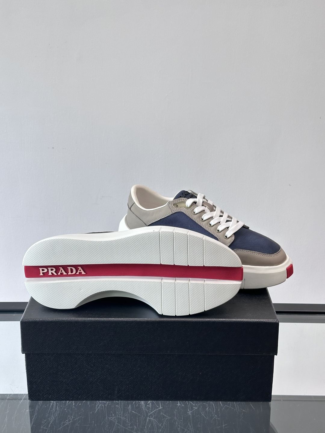 Prada PRAX 1运动鞋，主打环保与时尚结合，鞋面用Re-Nylon再生尼龙+牛皮。厚底橡胶鞋底，