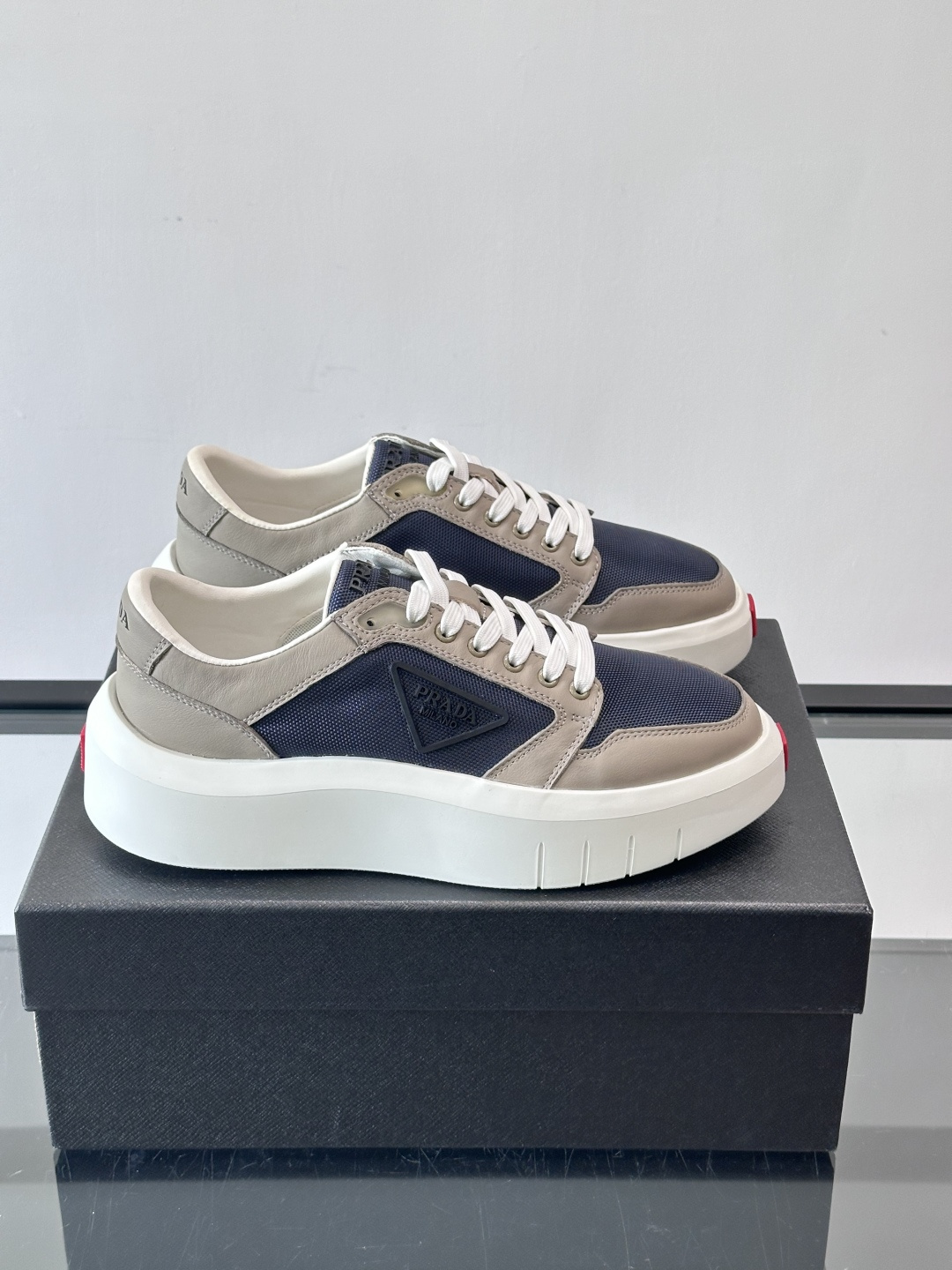 Prada PRAX 1运动鞋，主打环保与时尚结合，鞋面用Re-Nylon再生尼龙+牛皮。厚底橡胶鞋底，