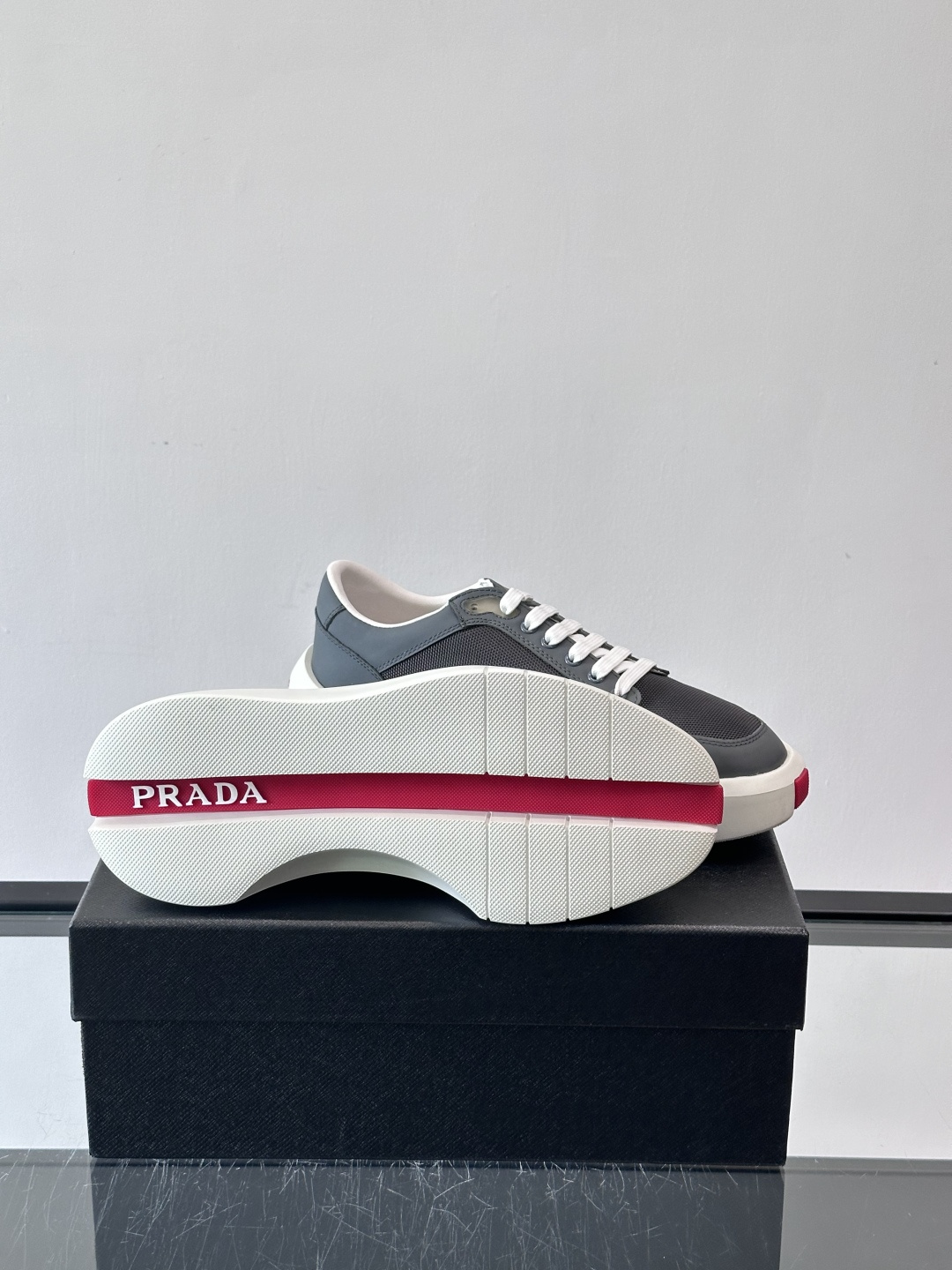 Prada PRAX 1运动鞋，主打环保与时尚结合，鞋面用Re-Nylon再生尼龙+牛皮。厚底橡胶鞋底，