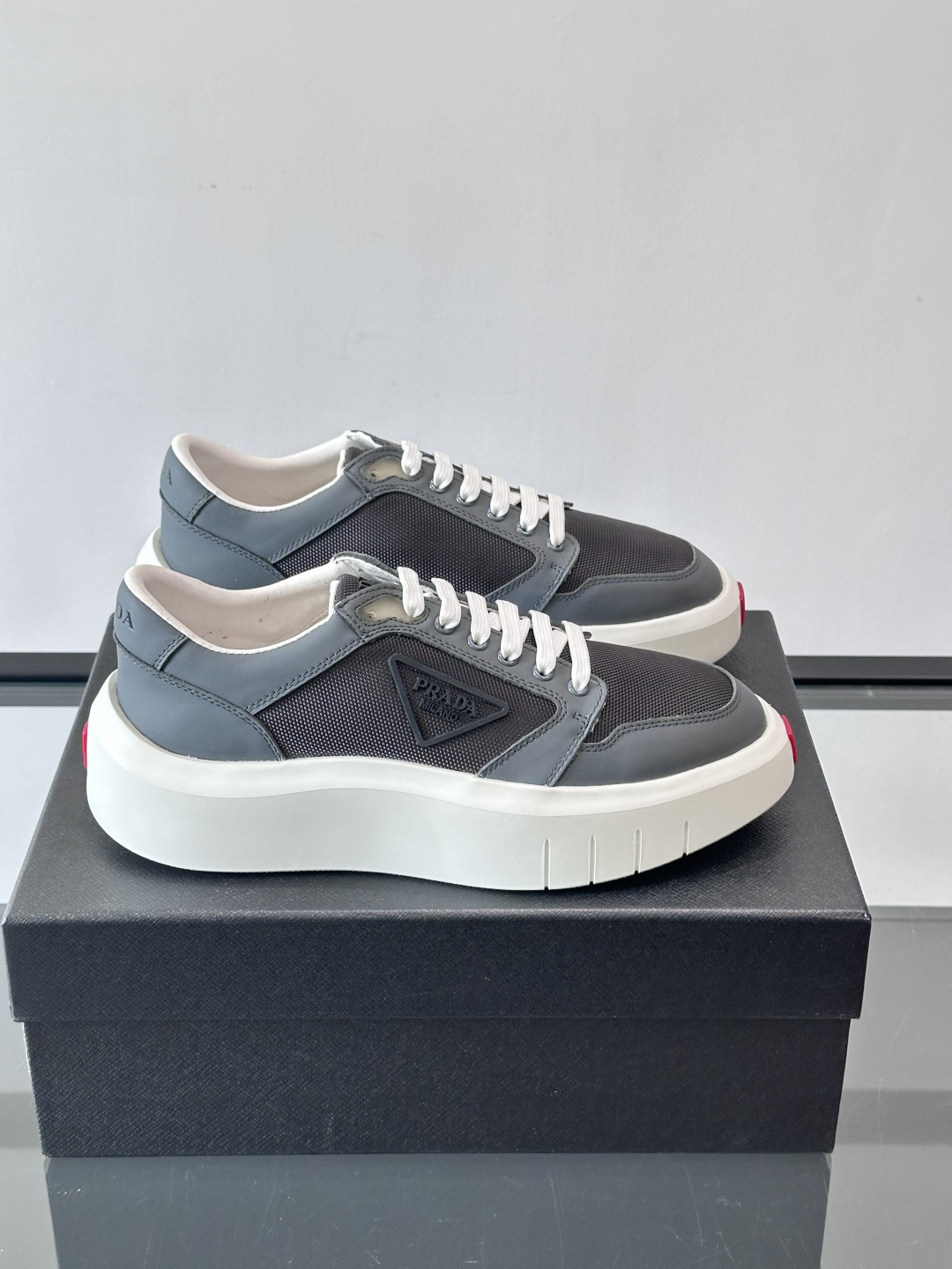 Prada PRAX 1运动鞋，主打环保与时尚结合，鞋面用Re-Nylon再生尼龙+牛皮。厚底橡胶鞋底，