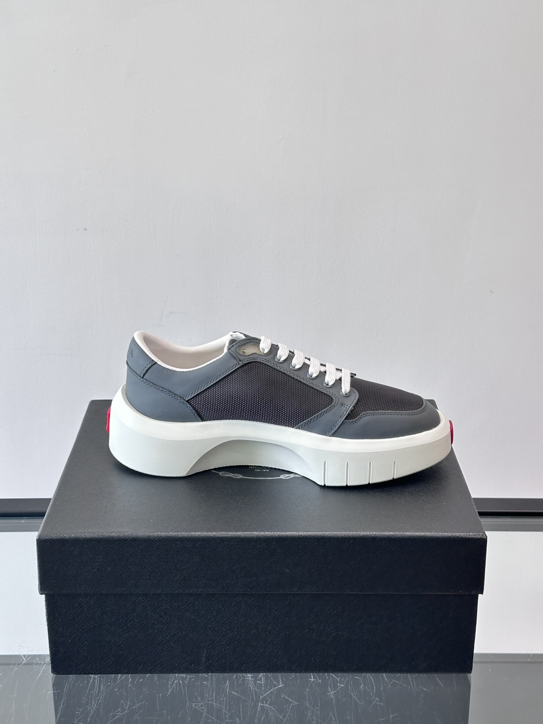 Prada PRAX 1运动鞋，主打环保与时尚结合，鞋面用Re-Nylon再生尼龙+牛皮。厚底橡胶鞋底，