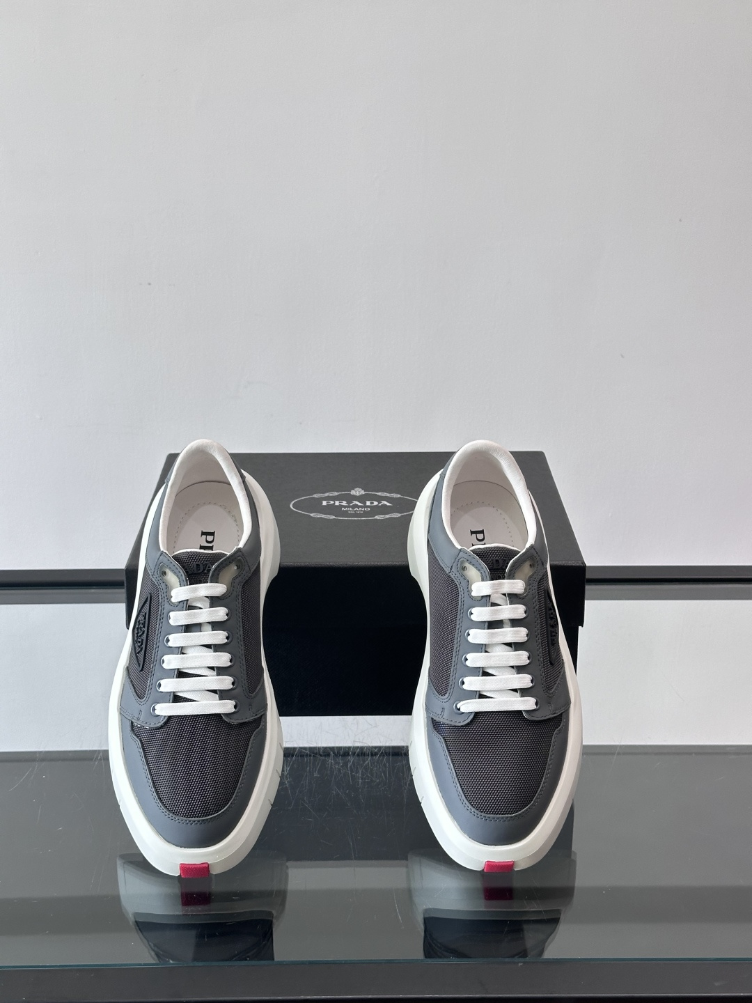 Prada PRAX 1运动鞋，主打环保与时尚结合，鞋面用Re-Nylon再生尼龙+牛皮。厚底橡胶鞋底，