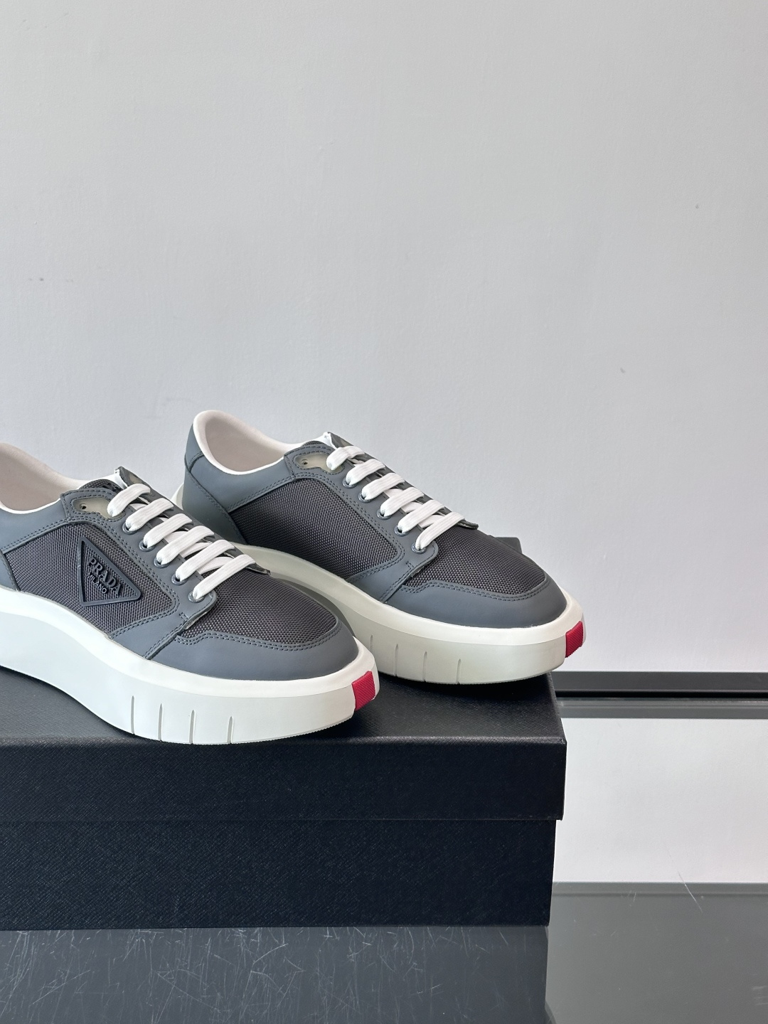 Prada PRAX 1运动鞋，主打环保与时尚结合，鞋面用Re-Nylon再生尼龙+牛皮。厚底橡胶鞋底，